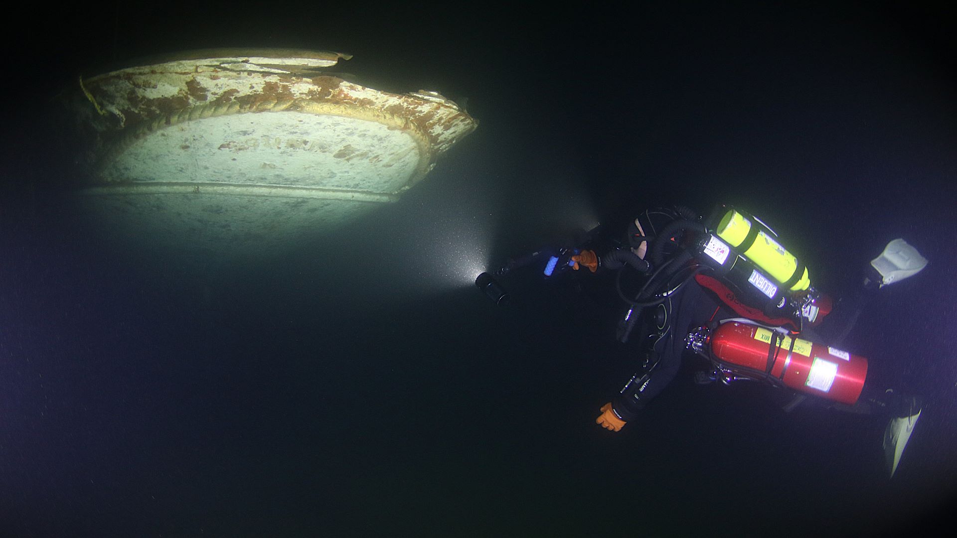 Great Lakes scuba divers descending in cold water