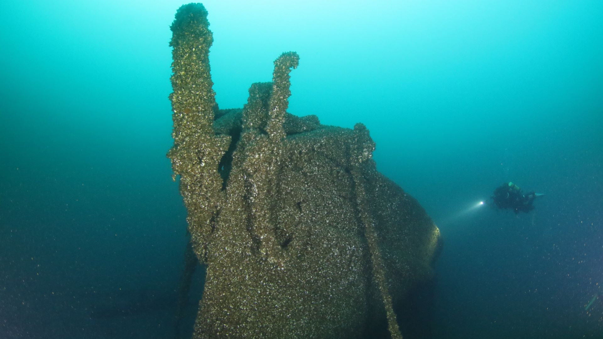 Great Lakes dive boat and divers preparing